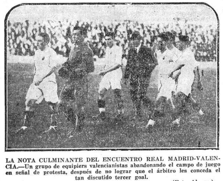Reproducción de prensa: jugadores del Valencia abandonan el campo; el pie identifica la retirada en protesta durante el Real Madrid–Valencia de 1930.