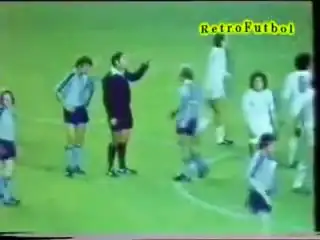 Jugadores del Borussia junto al árbitro en el Bernabéu.