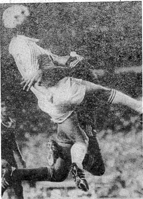 Santillana disputando un balón, fotografía de la crónica de 1982.