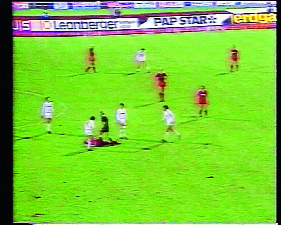 Juanito junto a Matthäus tendido en el césped durante el incidente de Múnich.