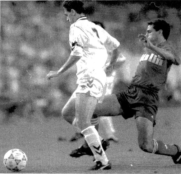 Lasa y Solana disputan el balón en la final de Copa de 1993.