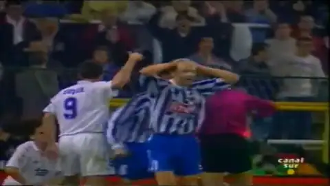 Fotograma en 01:39: jugadores de la Real rodean al árbitro tras la decisión. Documenta la protesta, no demuestra por sí solo un error.