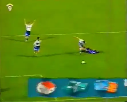 Repetición alrededor de 86:30 del archivo: jugadores tras la disputa en el área. No se ha trazado ni reconstruido el contacto.