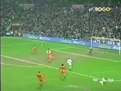 Ataque del Valencia ante la portería del Real Madrid durante la secuencia del gol anulado a Adrian Ilie.