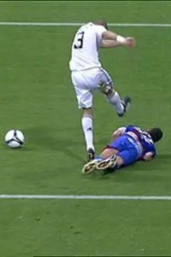 Pepe con la pierna levantada junto a Casquero tendido en el césped.