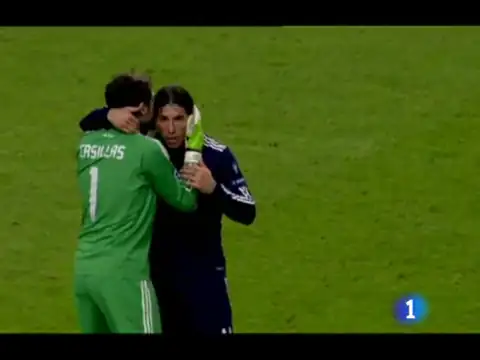 RTVE, 01:03: Casillas y Dudek durante el encuentro de Ámsterdam. La imagen documenta su conversación, no permite transcribir su contenido.