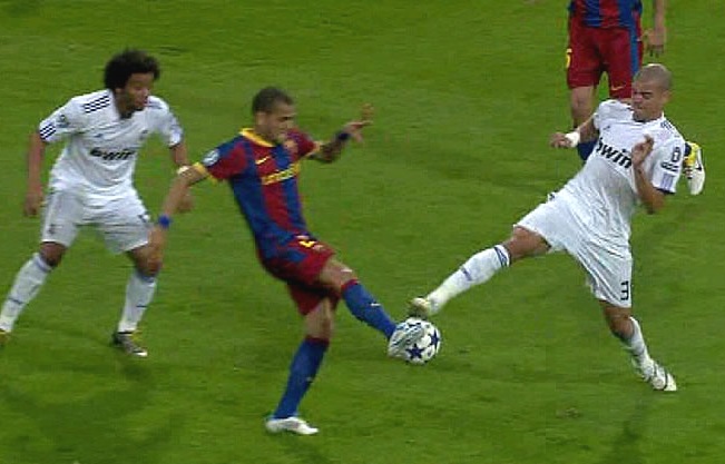 Imagen de la disputa entre Pepe y Dani Alves en la semifinal de Champions de 2011.