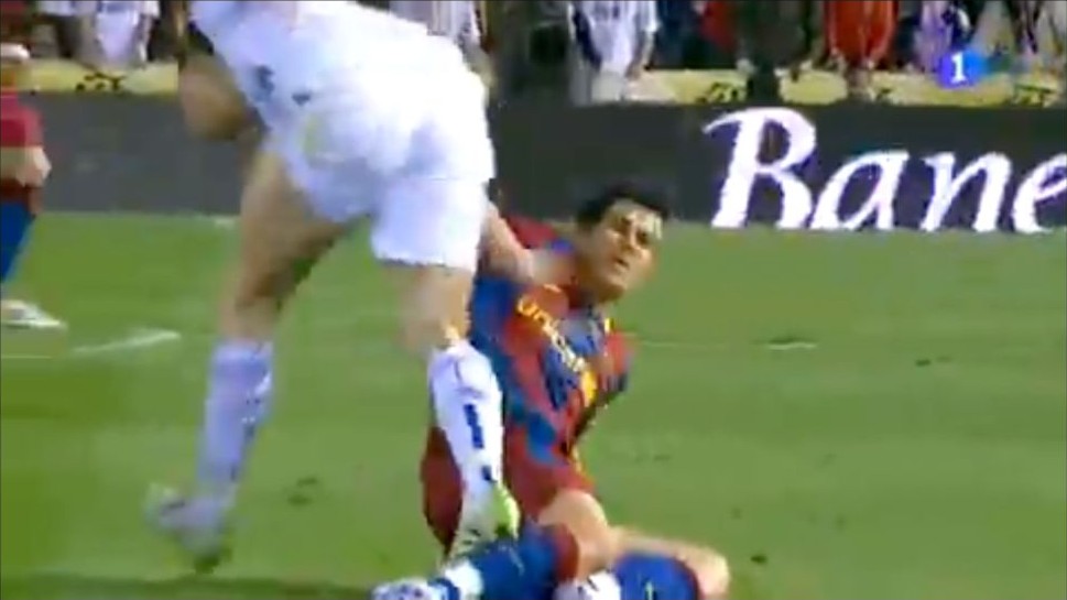 Repetición de Arbeloa al incorporarse junto a Villa caído en la final de Copa de 2011.