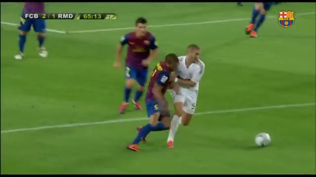 Alves sujeta el pantalón de Benzema