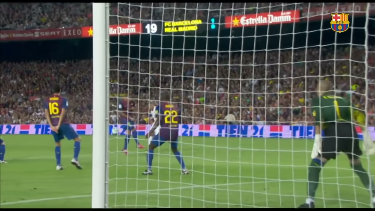 Busquets en la repetición tras la portería