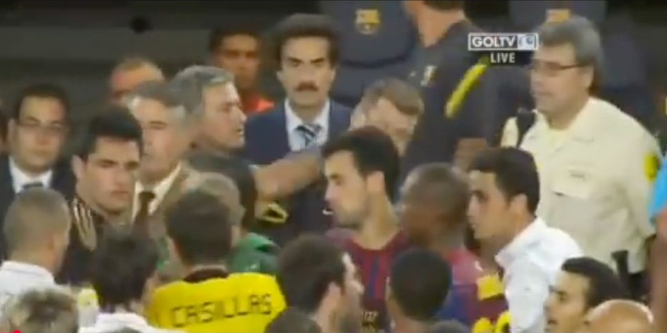 Mourinho extiende la mano hacia la cara de Tito Vilanova durante la tangana de la Supercopa de 2011.