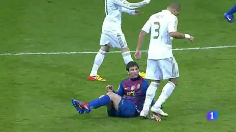 RTVE, 00:12: Messi en el suelo junto a Pepe durante la secuencia del pisotón. La captura se vincula al fragmento inicial, no a los ejemplos retrospectivos del reportaje.