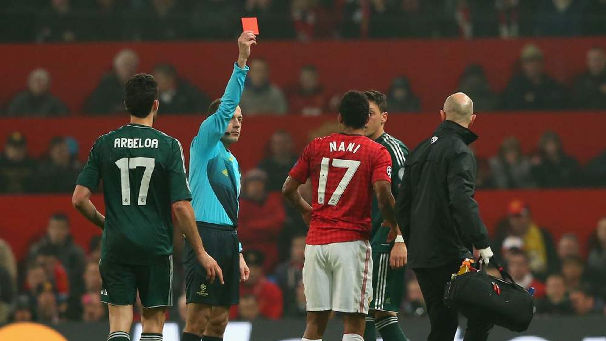 El árbitro muestra la tarjeta roja a Nani durante el partido entre Manchester United y Real Madrid.