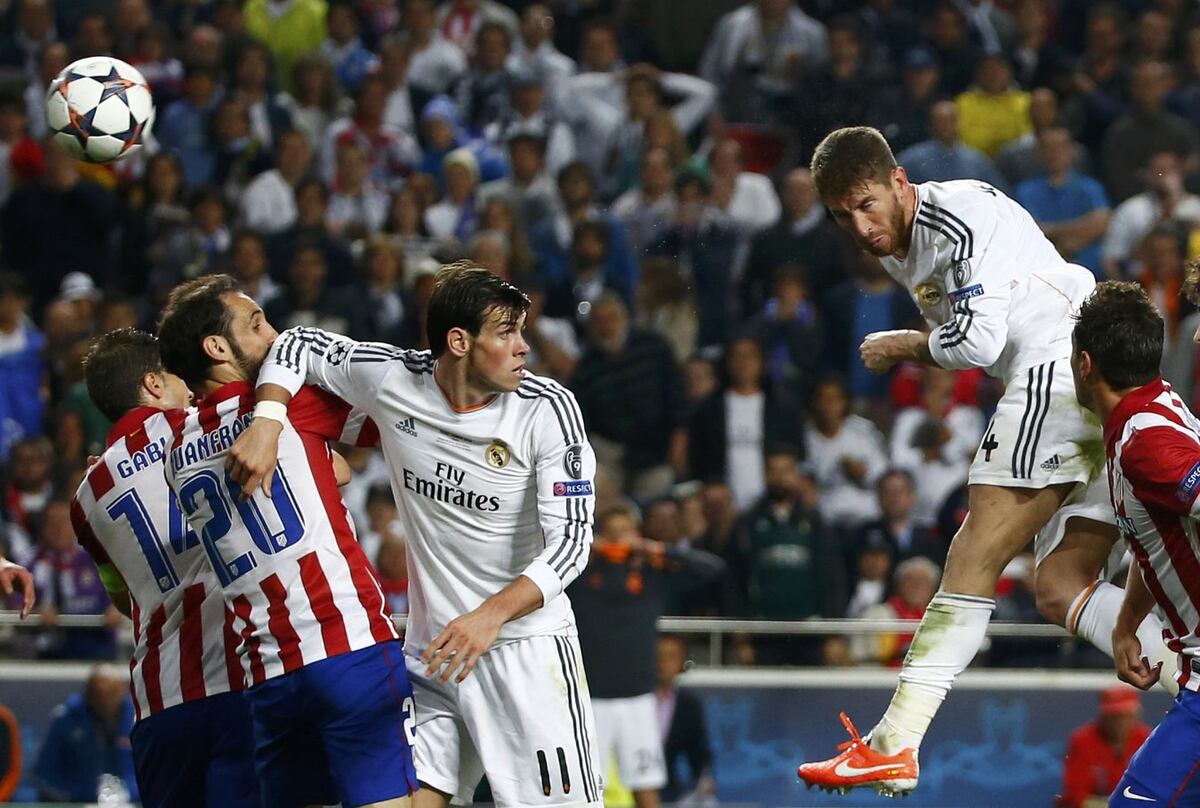 Bale mantiene el brazo sobre Juanfran mientras Ramos remata de cabeza en la final de Lisboa de 2014.