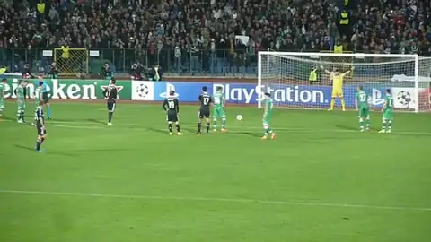 Segundo 3 de una grabación desde la grada: lanzamiento del penalti del empate. Se utiliza como contexto, no como prueba del contacto previo.