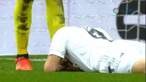 00:49 del resumen: Benzema en el suelo después de la primera acción. La imagen muestra su caída, no demuestra por sí sola si hubo infracción.