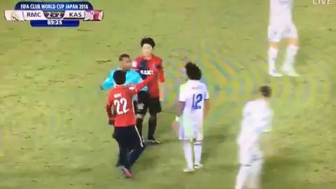Sikazwe junto a Ramos y jugadores del Kashima, 00:15 de la copia revisada. Ilustra la decisión y las protestas; no acredita la intención del árbitro.