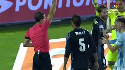 Resumen oficial de LALIGA, 00:40: el árbitro muestra la tarjeta. La posterior corrección se acredita con la resolución original.