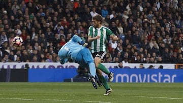 Keylor Navas y Brasanac en el lance del Madrid–Betis de marzo de 2017.