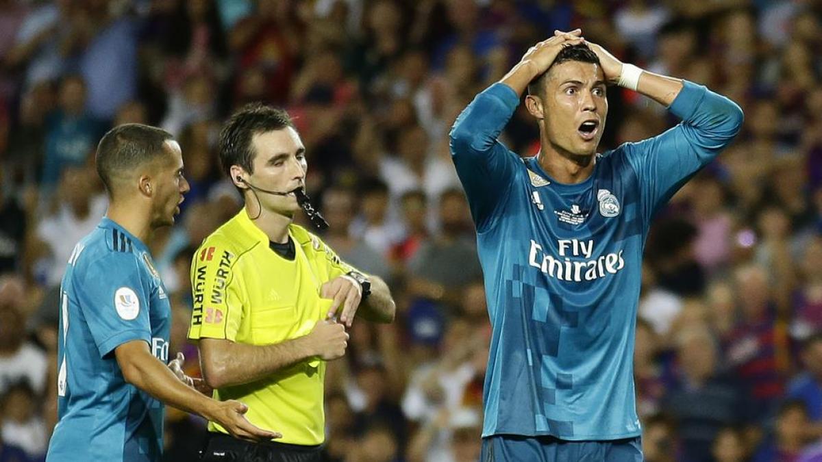 Cristiano Ronaldo y el árbitro durante la expulsión en la Supercopa de España de 2017.