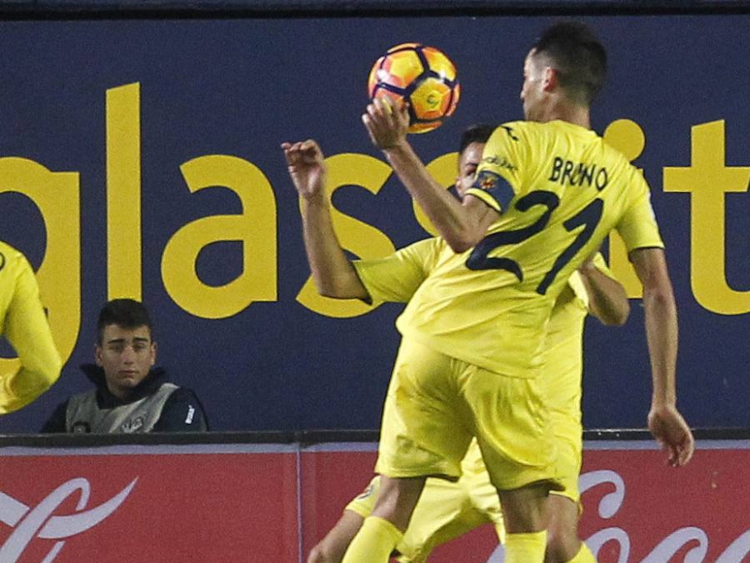 Bruno Soriano y el balón durante la jugada de mano reclamada ante el Real Madrid.