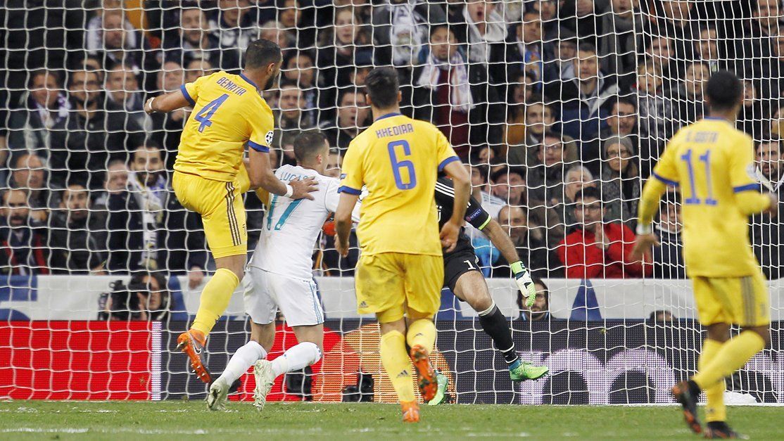 Benatia disputa el balón con Lucas Vázquez cerca de la portería en la acción del penalti de la vuelta de cuartos.