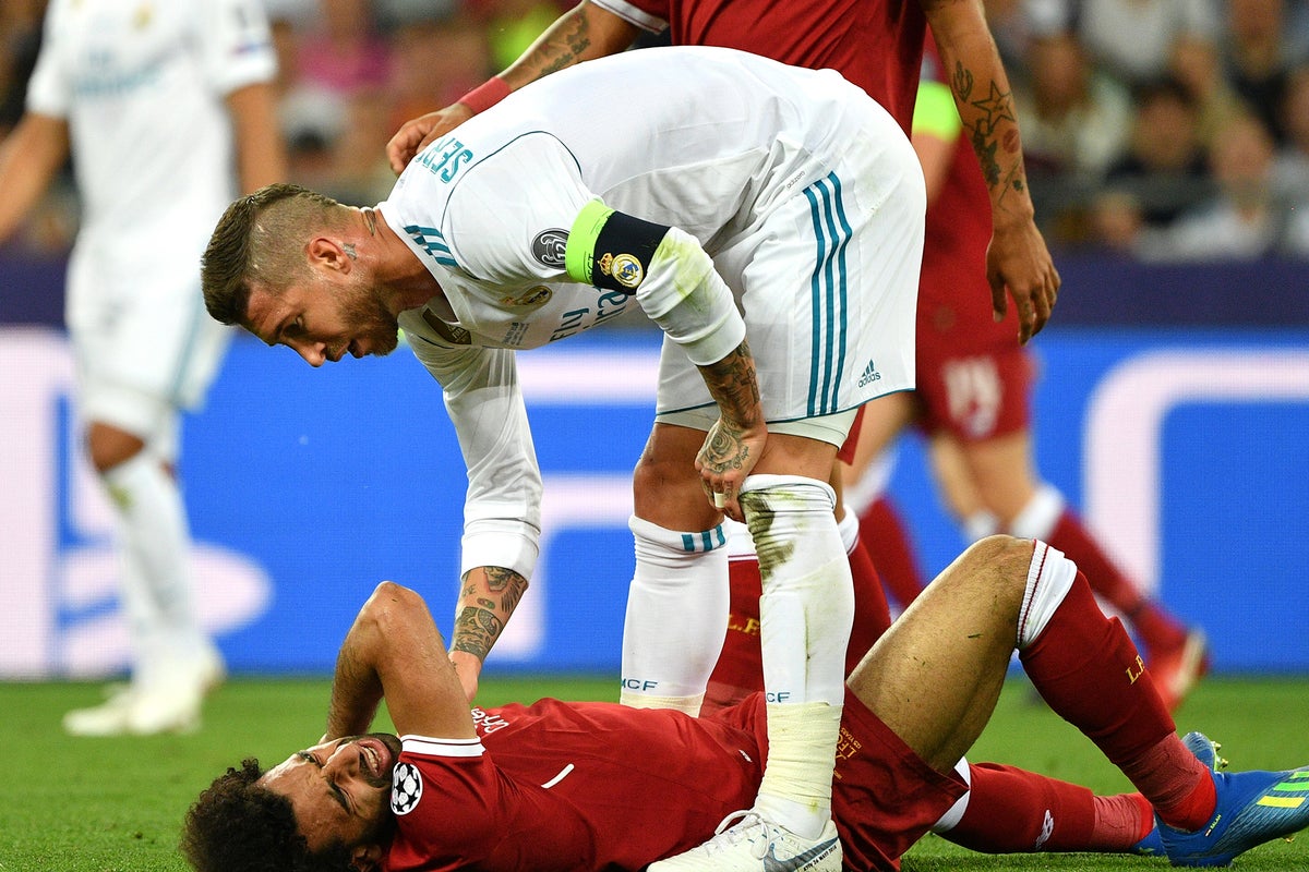 Sergio Ramos junto a Mohamed Salah después del forcejeo que precedió a la lesión del delantero.