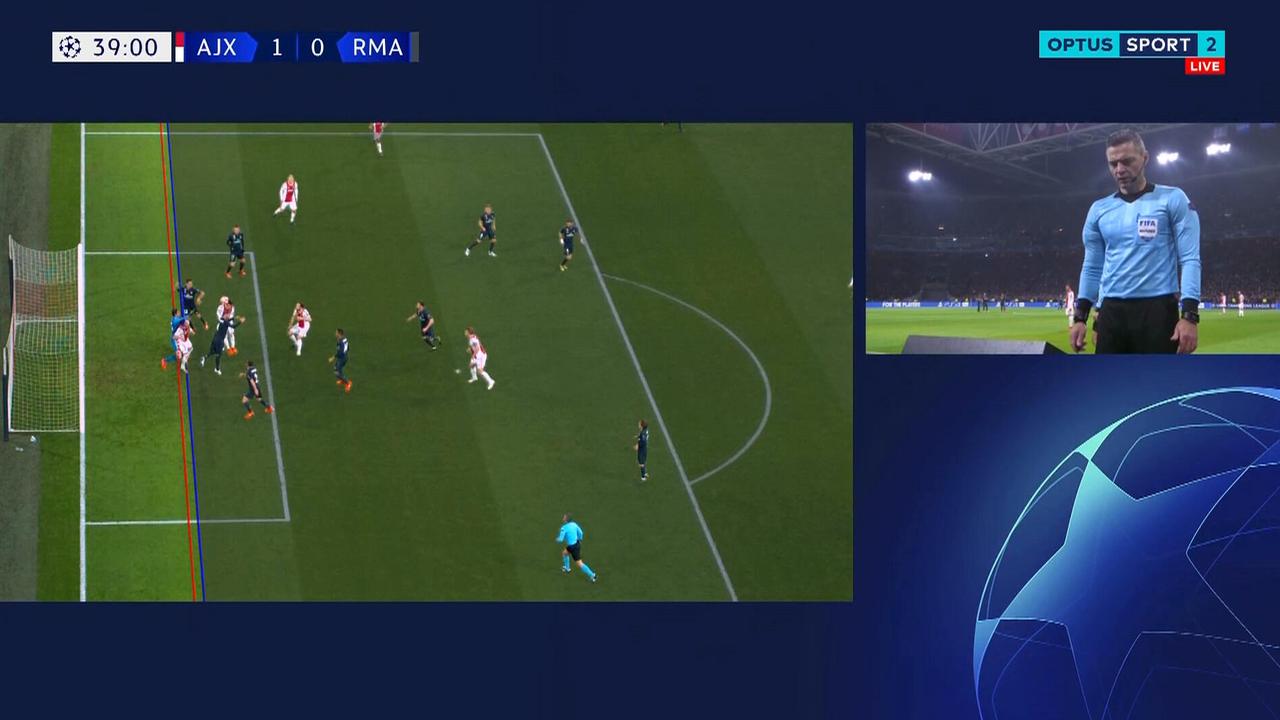Pantalla de la retransmisión durante la revisión VAR que anuló el gol de Tagliafico ante el Real Madrid.