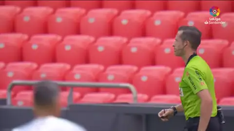 Revisión en el monitor del penalti sobre Marcelo, en 00:51. Imagen contextual del mismo partido; no representa la acción Ramos–Raúl García.