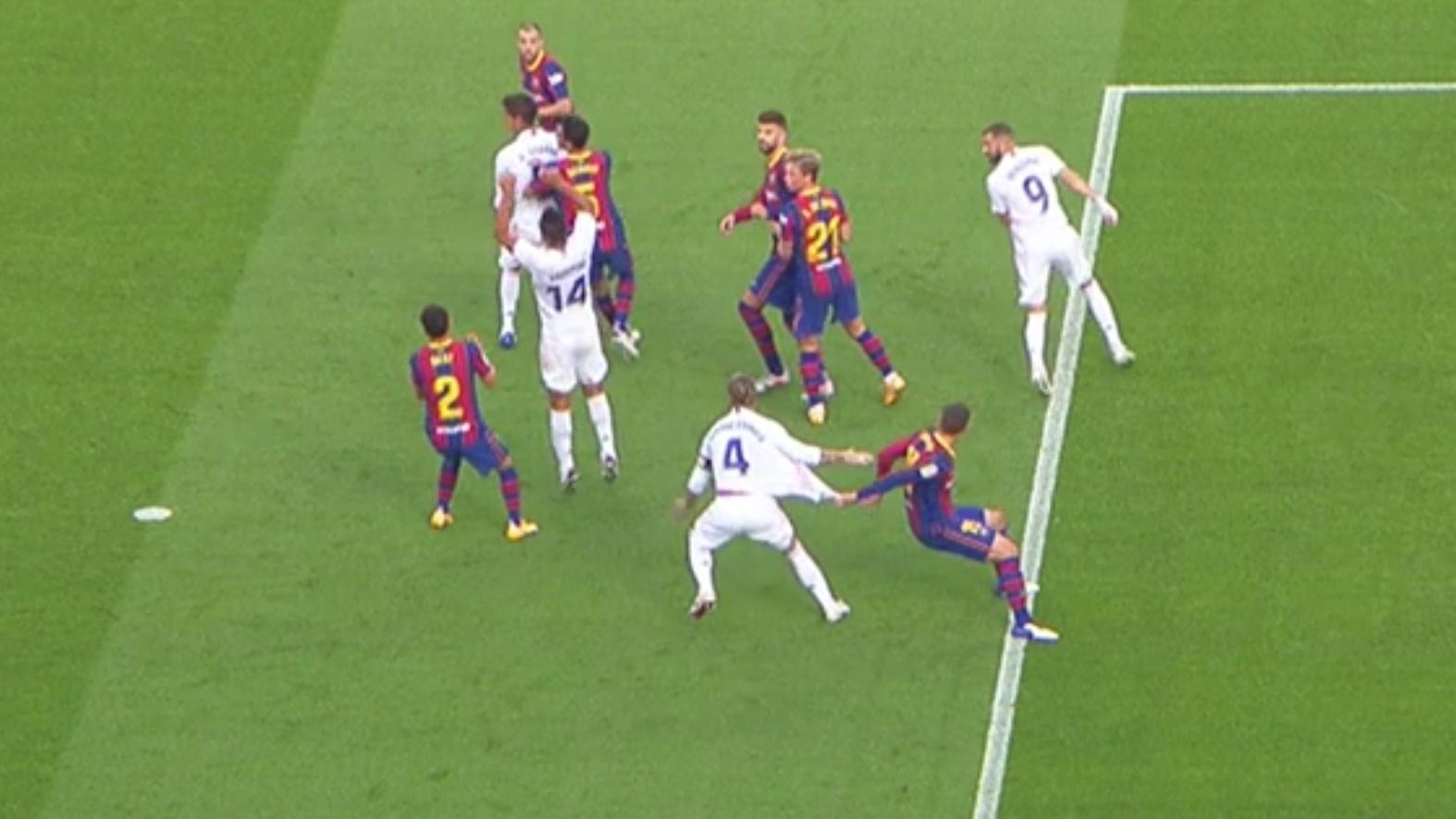 Sergio Ramos, dorsal 4, con la camiseta estirada por Lenglet dentro del área en el Clásico del 24 de octubre de 2020.