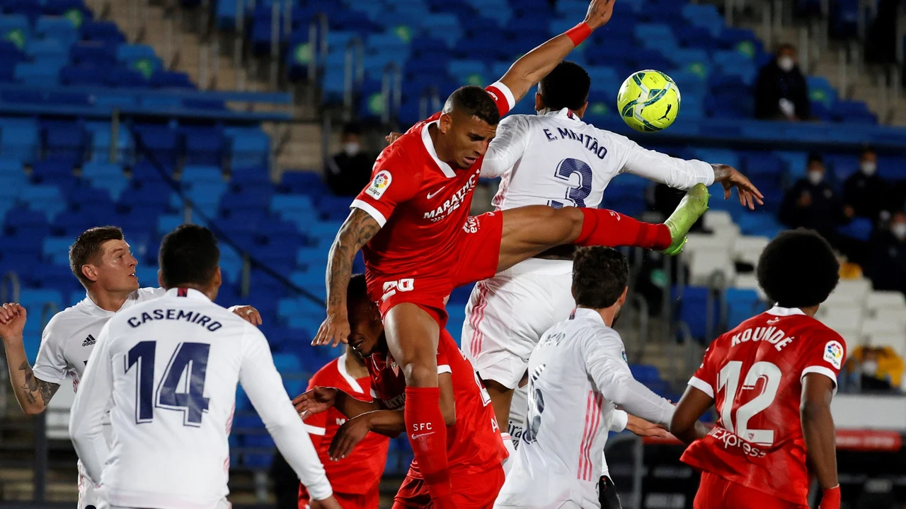 Éder Militão con el brazo extendido y el balón próximo durante la acción reclamada por el Sevilla.