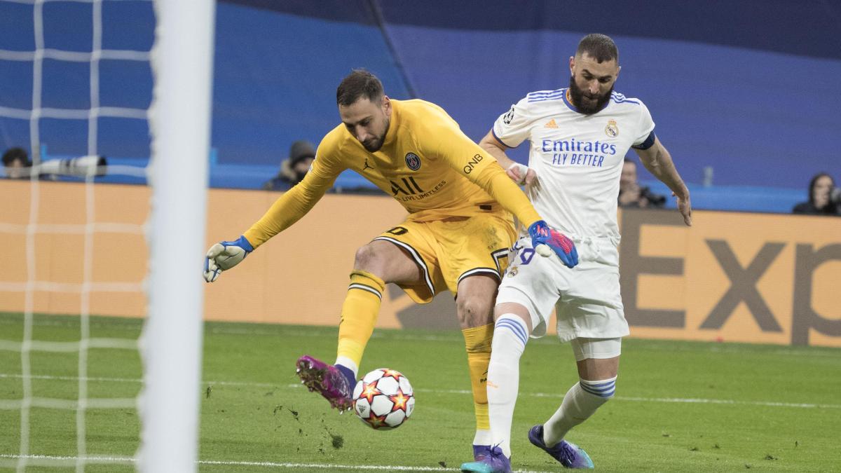 Benzema presiona a Donnarumma mientras el portero intenta jugar el balón junto a la línea de fondo en la vuelta de octavos de 2022.