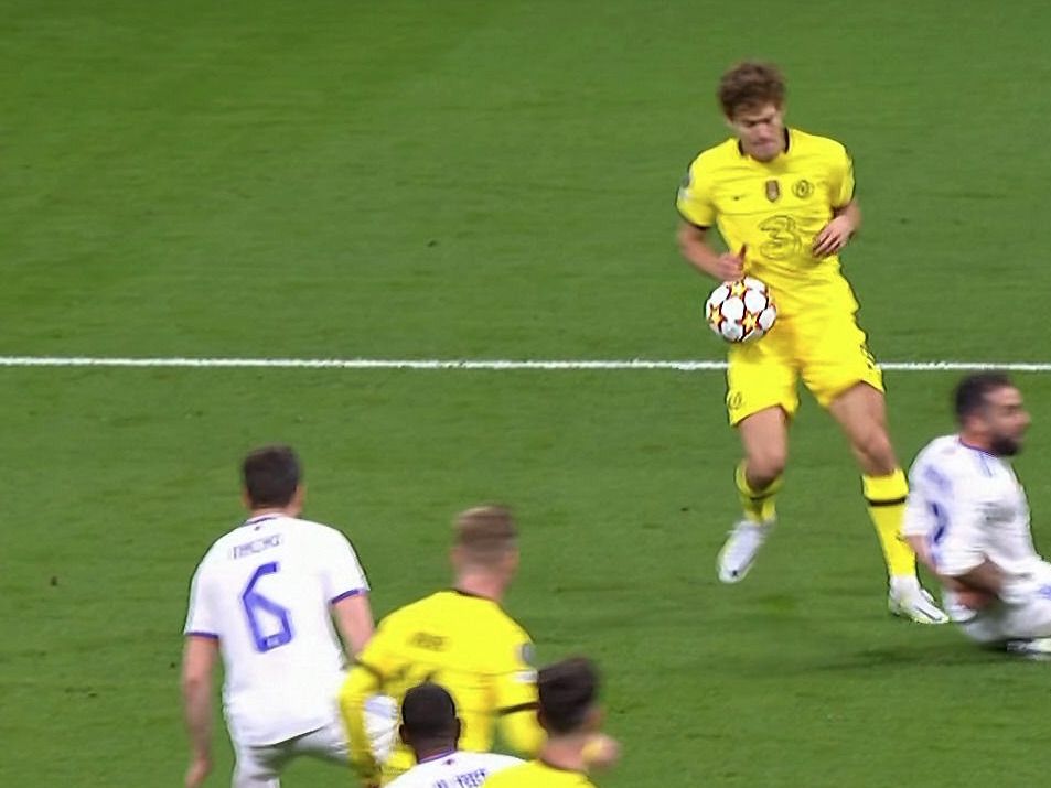 Marcos Alonso en el remate de mano que fue revisado antes de anular el gol del Chelsea.