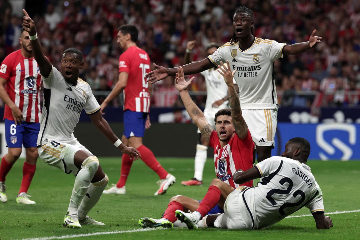 Rüdiger y Mario Hermoso sentados en el área, con Alaba y Camavinga reclamando, después del forcejeo que precedió al gol anulado de Camavinga.