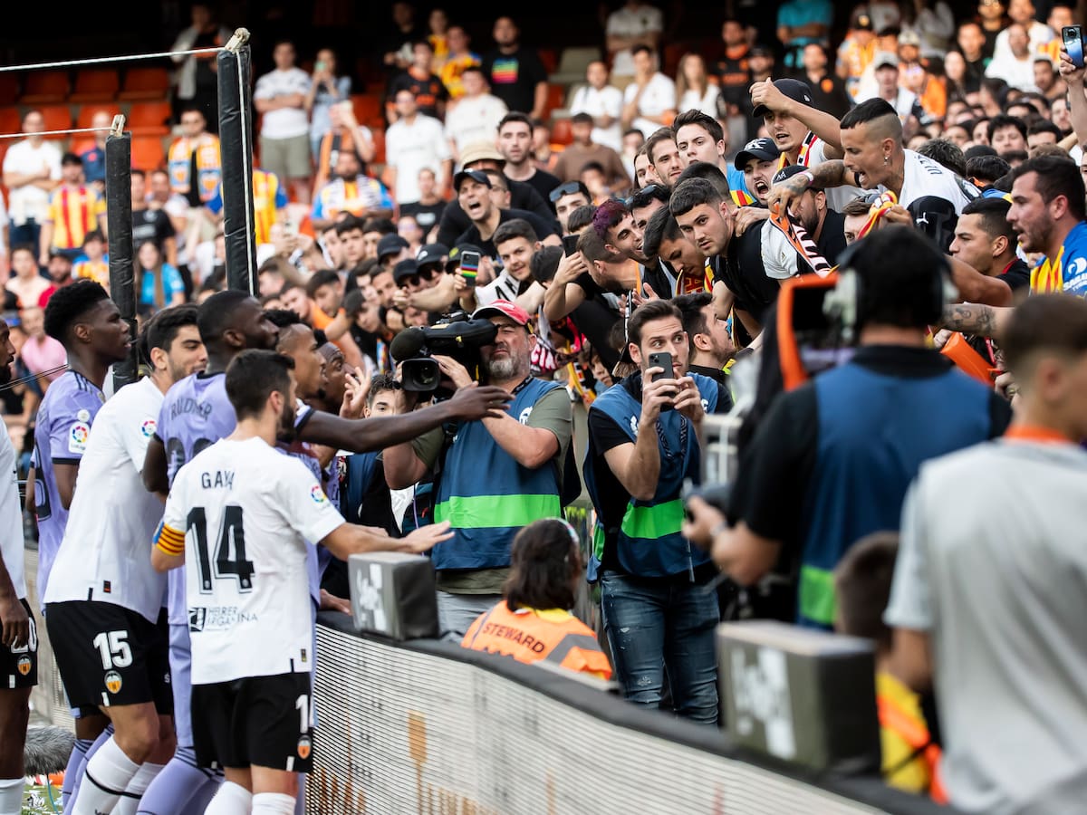 Vinícius Júnior señala a la grada de Mestalla tras los insultos denunciados durante el Valencia–Real Madrid.