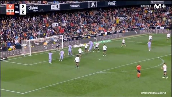 Fotograma de la última acción en Mestalla: Bellingham remata junto al portero con el marcador VAL 2–2 RMA y el reloj en 98:41.