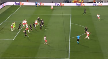 Plano general del área del Real Madrid en la secuencia del gol anulado a Šeško.