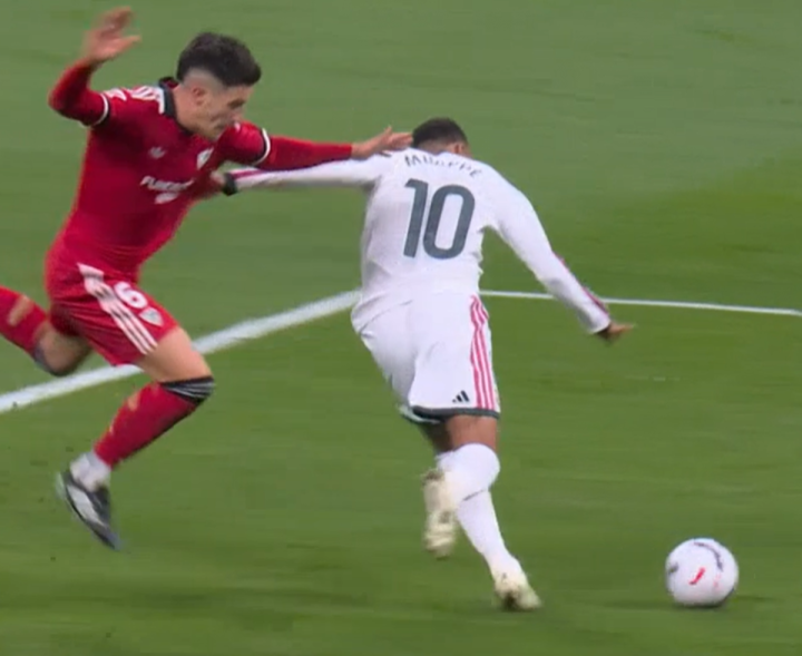 Castrín y Mbappé en carrera dentro del área, en el detalle de la acción del penalti publicado por AS.