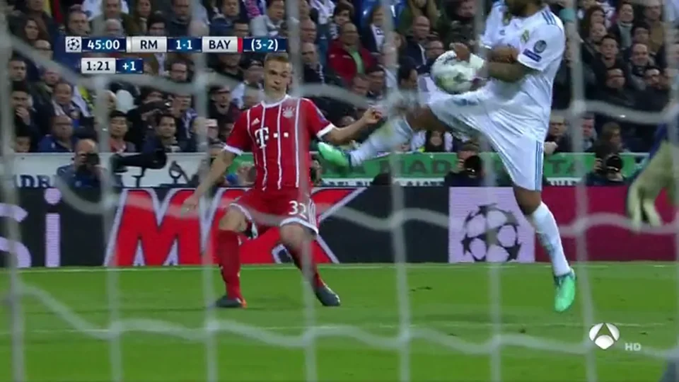 Kimmich centra y el balón llega al brazo elevado de Marcelo; la sobreimpresión marca el 45:00 de la primera parte.